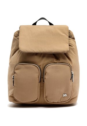 Mochila de tejido beige con una solapa acolchada, dos bolsillos frontales con cremalleras y una correa negra vertical en la parte superior; presenta un logo minimalista.