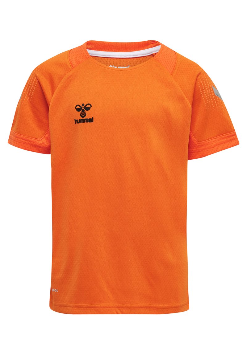 Orange andningsaktiv sportt-shirt med korta ärmar, med en svart logotyp på bröstet och texturerade detaljer på axlarna.