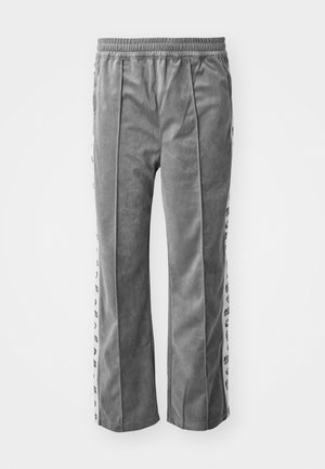 Pantalons en velours gris avec une taille élastique, dotés de bandes latérales avec des imprimés graphiques. Design à jambes larges, texture lisse et sans poches.