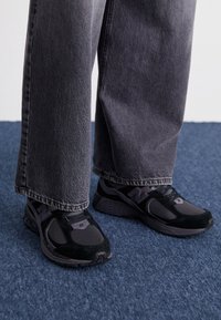 M2002 UNISEX - Baskets basses - black