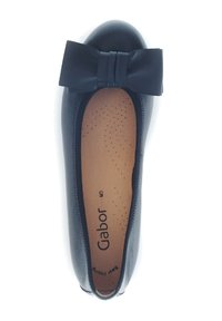 Ballerine in pelle nera con un grande fiocco sulla punta, un esterno liscio e una soletta imbottita con piccole perforazioni.