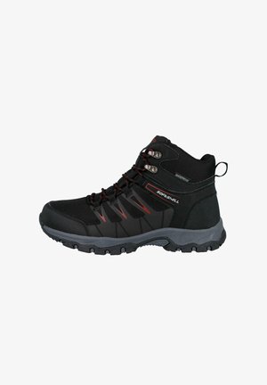 Bota de senderismo impermeable negra con suela gris, cordones con acentos rojos, ojales metálicos y la marca "Softshell" en el lateral.