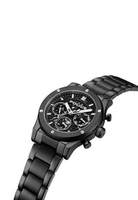 Čierne chronografické hodinky s matným povrchom, nerezovým remienkom a okrúhlym ciferníkom, ktorý obsahuje tri subciferníky a strieborné akcenty.