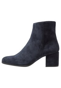 Marineblaue Wildleder-Ankle Boots mit runder Zehenpartie und stabilen Blockabsätzen. Sie besticht durch eine glatte Textur und ein einfaches Design ohne Verzierungen.