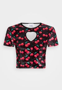 Top crop preto de manga curta com um recorte em forma de coração na gola, decorado com um padrão de cerejas em vermelho e verde sobre um tecido brilhante.