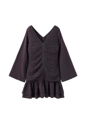 Blusa negra de manga larga con escote en V, pliegues horizontales en la parte delantera y bajo con volantes en capas.