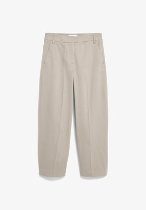 Beige Hose mit geradem Bein, vorn Taschen, Gürtelschlaufen und verdecktem Verschluss, dargestellt vor weißem Hintergrund.