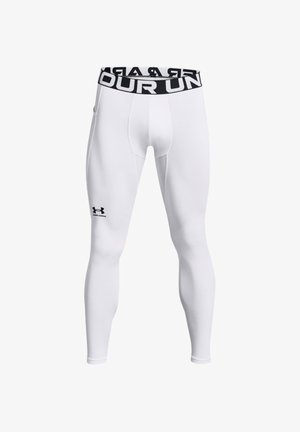 Baltos sportinės pėdkelnės su juodu juosmeniu, ant kurio užrašytas "Under Armour", pagamintos iš elastingos medžiagos, skirtos našumui ir patogumui.