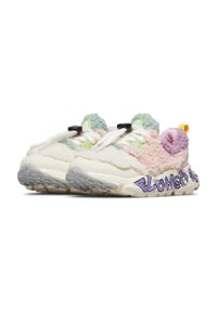 Sneaker basse con tessuto multicolore fluffy, dettagli in verde neon, lacci bloccati e scritte in graffiti sulla suola bianca chunky.