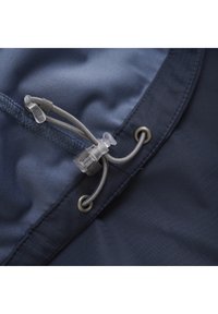 Tessuto navy con una superficie testurizzata presenta un sistema a cordino, regolatori in plastica trasparente e occhielli in metallo per un fissaggio sicuro.