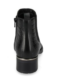 Stivaletto nero con texture goffrata a pelle di coccodrillo, zip laterale, linguetta sul retro, tacco a blocco e dettaglio metallico sopra il tacco.