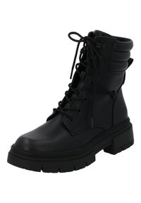 Bota negra de cuero con cordones que cuenta con un collar acolchado, suela gruesa con dibujo y ojetes reforzados. Textura suave y construcción duradera.