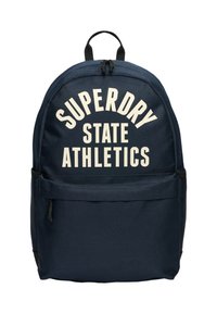 Sac à dos bleu marine avec une poche zippée à l'avant et un texte blanc indiquant "SUPERDRY STATE ATHLETICS" sur le compartiment principal.