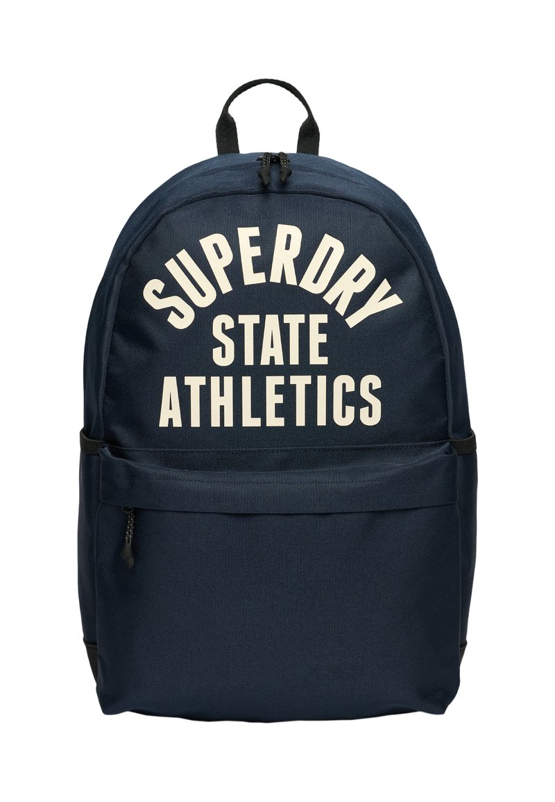 Sac à dos bleu marine avec une poche zippée à l'avant et un texte blanc indiquant "SUPERDRY STATE ATHLETICS" sur le compartiment principal.