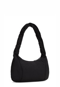 Czarna torebka na ramię wykonana z teksturowanej tkaniny. Posiada zaokrąglony uchwyt, zapięcie na zamek błyskawiczny oraz miękką, wyściełaną konstrukcję. Kompaktowa o minimalistycznym designie.