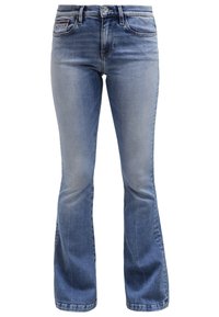 Blå blekta jeans med en lätt utvidgning i nederkant, framfickor, midjeband med bälteshällor och knäppning.