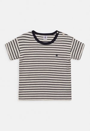 Kurzärmeliges Kleinkind-Shirt mit marineblauen und weißen horizontalen Streifen, marineblauem Halsausschnitt, zwei Schulterknöpfen und kleinem gesticktem Logo auf der Brust.