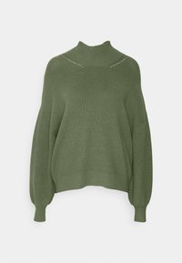 Sweter z dzianiny w oliwkowym zielonym kolorze, z wysokim kołnierzem, opuszczonymi ramionami i prążkowaną fakturą. Posiada subtelne zdobienia wzdłuż linii kołnierza i mankietów.