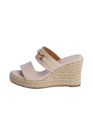 Sandalia cuña beige con suela de cuerda trenzada, dos tiras sobre el pie y un detalle de hebilla dorada en la tira superior.