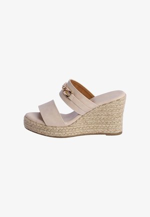 Sandalia cuña beige con suela de cuerda trenzada, dos tiras sobre el pie y un detalle de hebilla dorada en la tira superior.