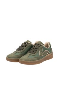 Baskets en suède vert et tissu avec des accents beige, semelle en caoutchouc texturée et bout rond. Comprend un système de fermeture à lacets et un élément de design en ondulation.
