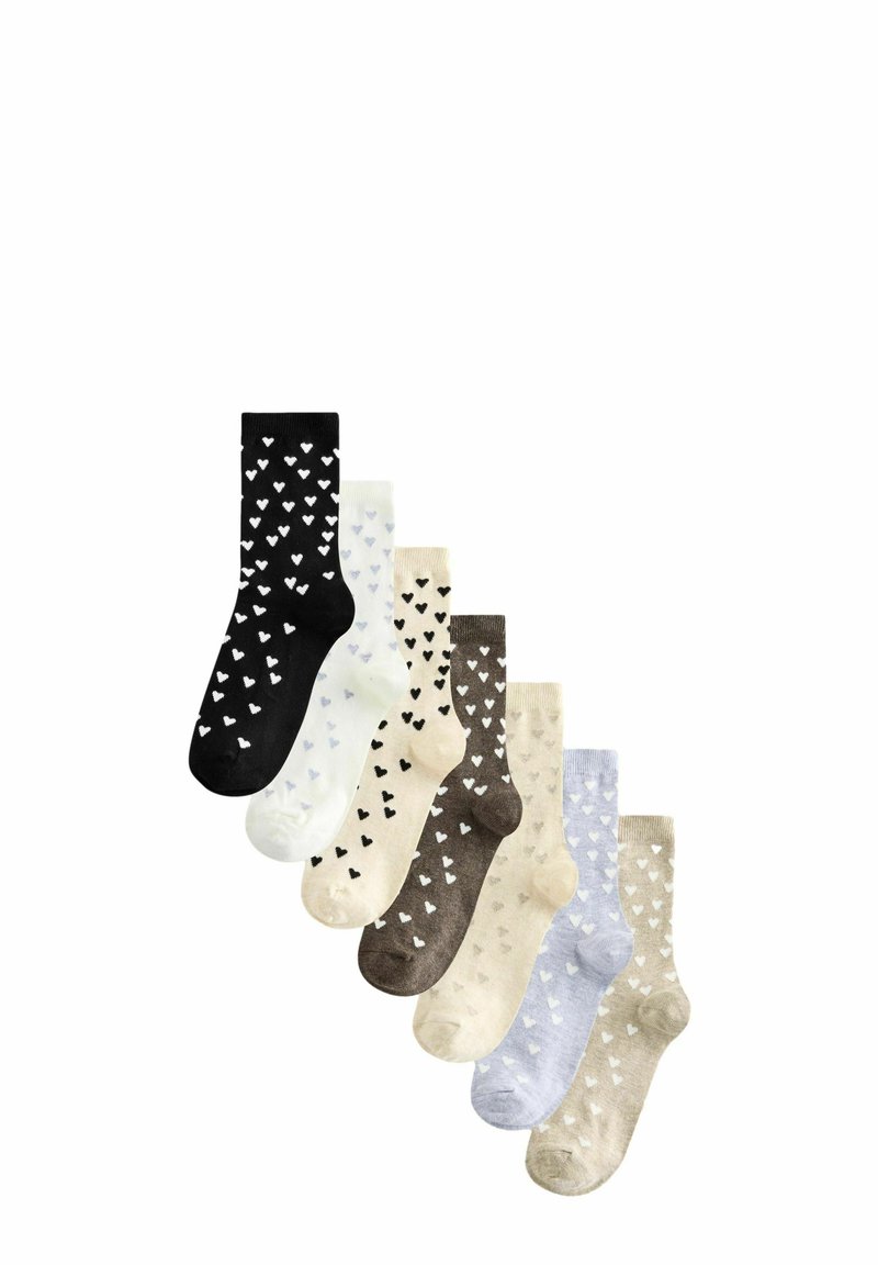 Sechs Paar Socken in verschiedenen Farben: schwarz, weiß, beige, braun, hellblau und grau, alle mit Herzmustern in kontrastierenden Farben.