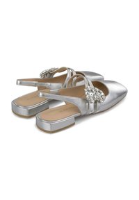 Zapatos slingback plateados con punta afilada, tacón plano, cuero metálico y acentos de joyas decorativas en las correas delanteras.
