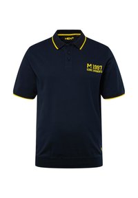 Marinblå polo med gula accenter, treknappsknäppning och broderad "M 1997 ICONIC GARMENTS" på bröstet. Kort ärm, blandmaterial av bomull.