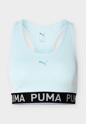Bustier sport Puma albastru deschis cu design racerback și bandă elastică neagră cu logo-uri Puma albe în jurul marginii inferioare.