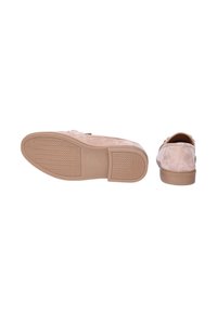 Scarpe in suede beige chiaro con suola in gomma testurizzata, dotate di tacco basso e accenti laterali. La suola esterna presenta un motivo per garantire aderenza.