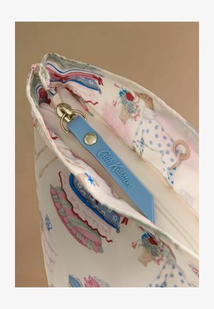 Reißverschlusstasche aus Stoff mit Blumen- und Katzendesigns, versehen mit einem blauen Cath Kidston Reißverschlussanhänger auf beigem Hintergrund.