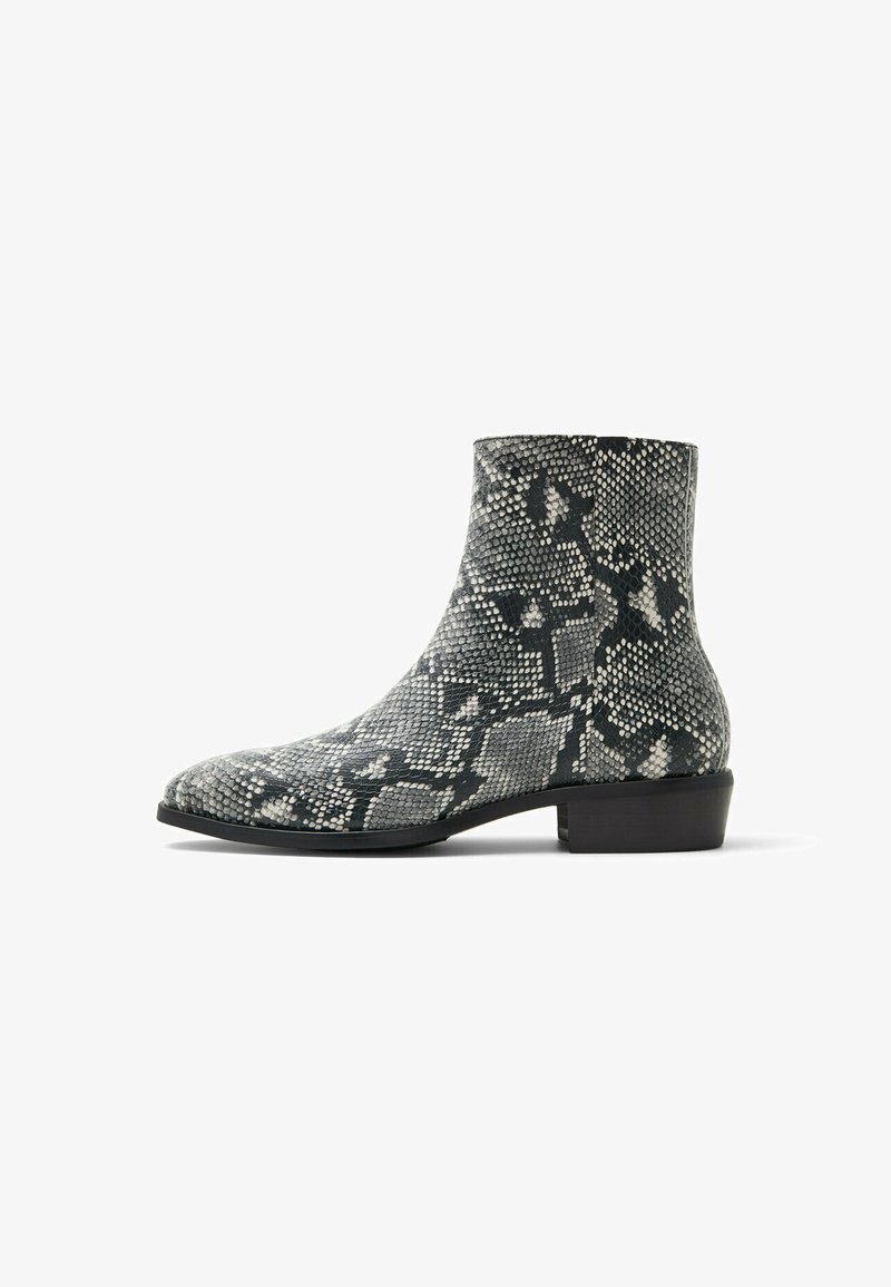 Stiefeletten mit einem Schlangenledermuster in Grau und Schwarz, mit runder Zehenpartie und niedrigem Blockabsatz. Strukturierte Oberflächendetails.