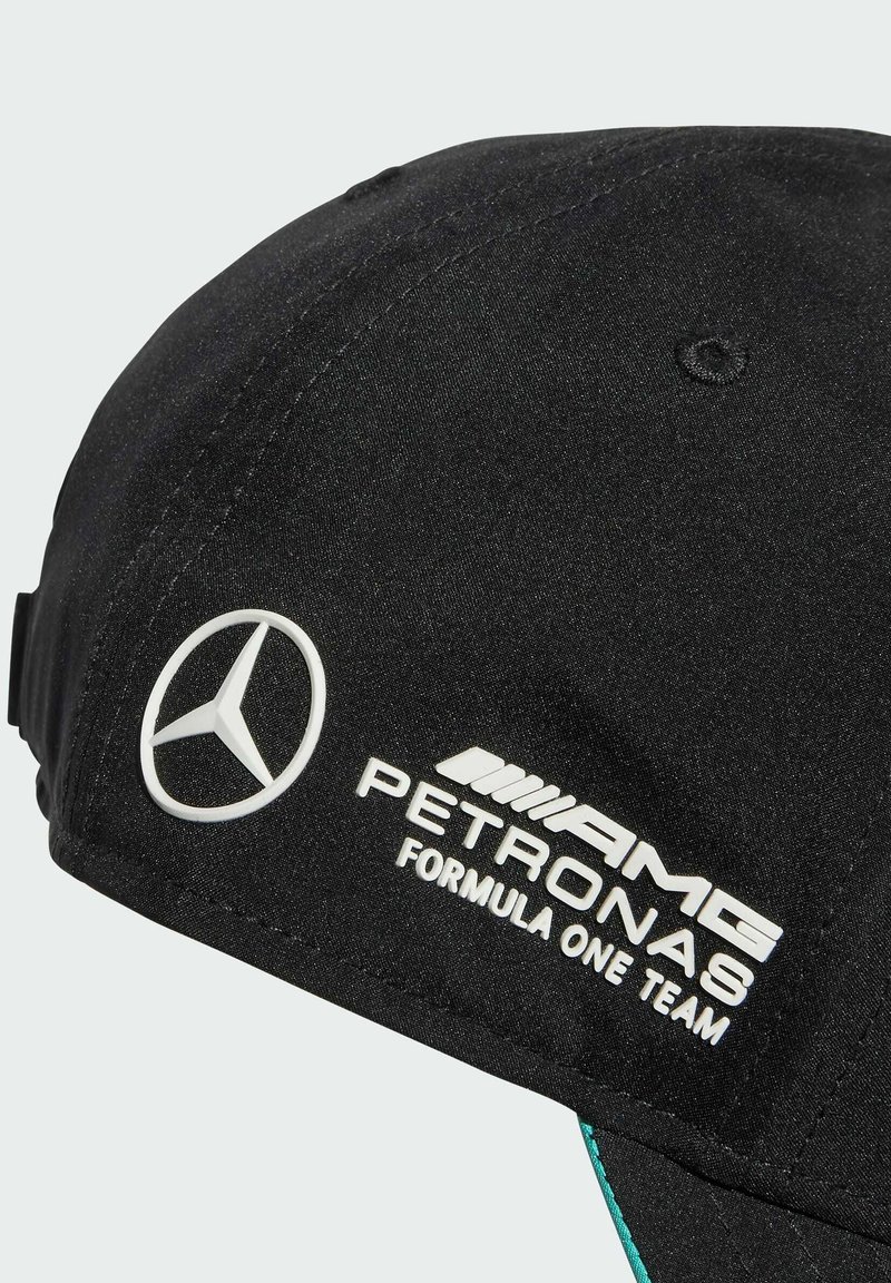 Schwarze Mütze mit einem weißen Mercedes-Logo und dem Text "AMG PETRONAS FORMULA ONE TEAM." Hergestellt aus strukturiertem Stoff mit einem verstellbaren Riemen.