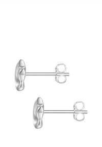 Silberne Ohrstecker mit polierter Oberfläche und einem abstrakten Design. Die Stecker sind mit Schmetterlingsverschlüssen für sicheren Halt ausgestattet.