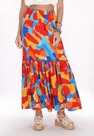 Gonna maxi colorata con design a strati e orlo arricciato, realizzata in un tessuto morbido con motivi astratti in rosso, blu e giallo.
