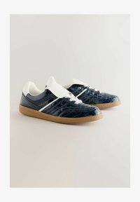 Ausgewählt, navy croc effect