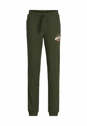 Sötétzöld pulóver és hozzá illő melegítőnadrág, puha anyagból készült. A mellrészen és a nadrágon kontrasztos színekben logó található. Fehér sportcipők.