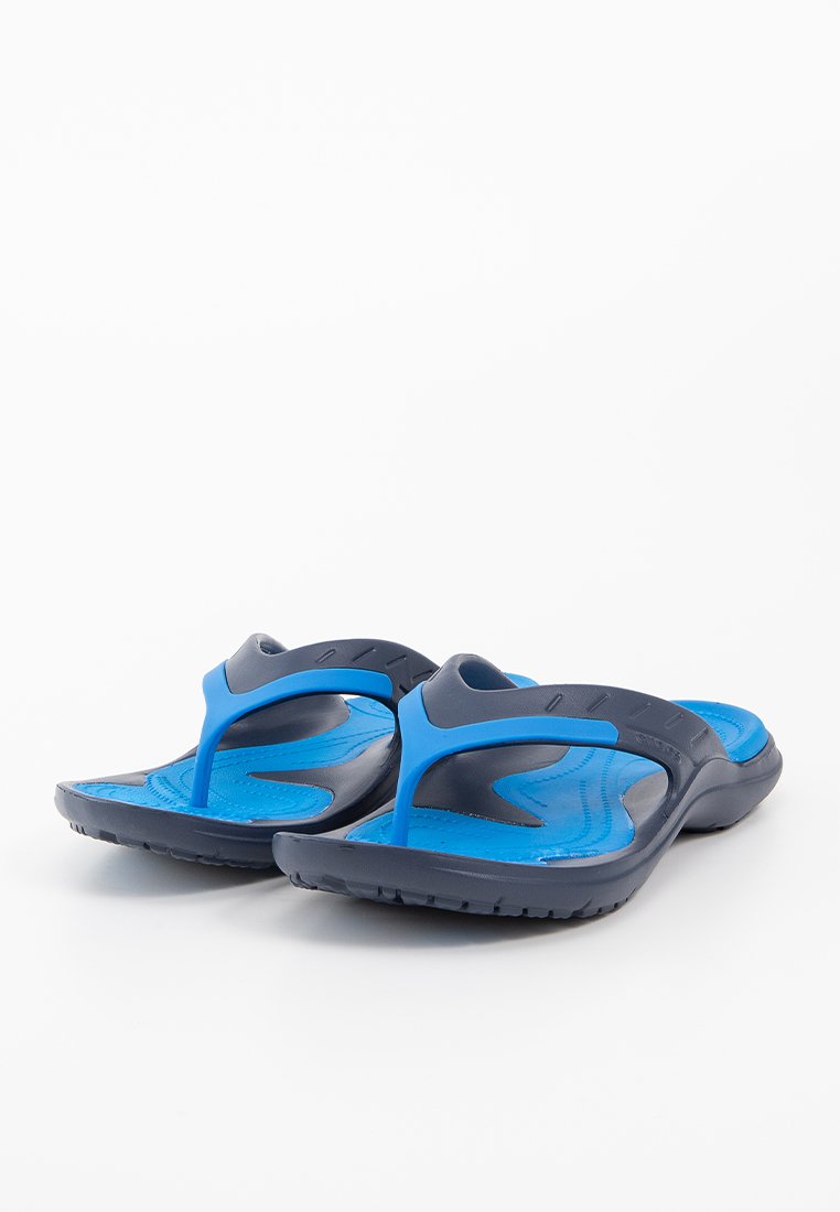 Blauwe en marineblauwe slippers met een gestructureerde zool, een bandjesontwerp en een gevormde voetbed voor comfort. Duurzaam rubbermateriaal.