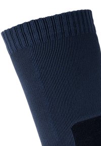 Tmavě modrá žebrovaná ponožka s hladkým horním okrajem a zesílenou patou. Tkanina vypadá měkká a elastická, s minimálními detaily textury.