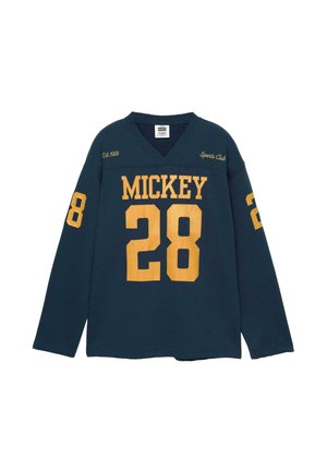Maglietta sportiva a maniche lunghe blu scuro con testo giallo "MICKEY 28", "Est. 1928", "Sports Club" e numero 28 su entrambe le maniche.