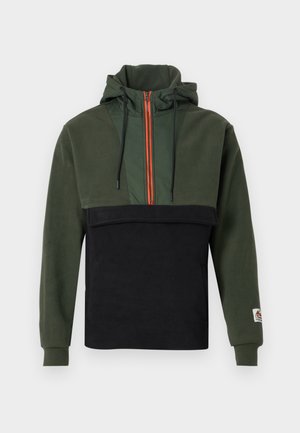Hoodie i mjuk fleece med mörkgrön överdel och svart underdel, med orange dragkedja och justerbara snören.
