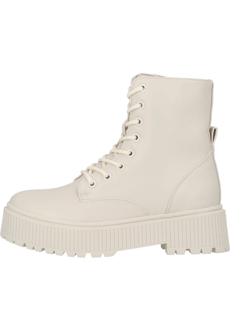 Bota de combate blanca y chunky hecha de cuero sintético, con tobillo alto, punta redonda y suela gruesa y acanalada con cordones al frente.