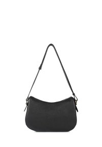 Borsa a tracolla in pelle nera con una forma curva, una tracolla lunga e una chiusura superiore con zip. Finitura testurizzata con dettagli hardware minimalisti.