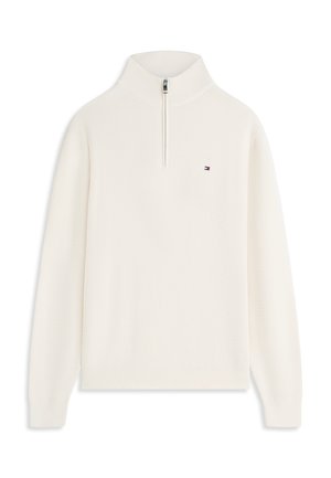 Biely pulóverový sveter s vysokým golierom a polovičným zipsom. Textúrovaná pletená látka. Malé logo na hrudi, priliehavé manžety a lem.