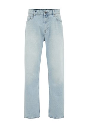 Jeans de mezclilla azul claro con un corte de pierna recta, que cuentan con bolsillos frontales, cierre de botón y un sutil efecto de desgastado para textura.