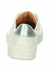Weißer Leder sneaker mit silbernem metallischen Fersenelement, strukturiertem Mittelsohle und minimalistischem Design. Sichtbares Markenlogo auf der Rückseite.