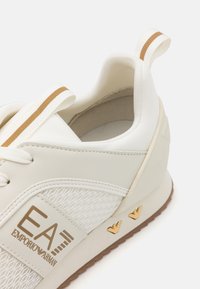 EA7 Emporio Armani LACES UNISEX - Sportcipő - triple off white/gold