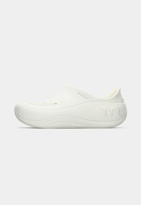 Balti slip-on klōgi ar gludu, kontūrveidīgu dizainu. Tekstūrēta virsma un diskrēta TYR logo sānos, akcentējot noapaļotu pirkstu un papēdi.