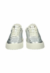 Zapatillas metálicas plateadas con cordones blancos, cuello de pelo suave y suela de goma blanca gruesa. Presenta detalles de costura en la parte superior.