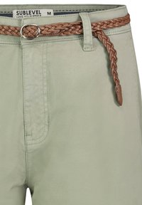 Hellgrüne Stoffhose mit einer Fronttasche und einem geflochtenen braunen Ledergürtel mit rundem silbernem Schnallenverschluss. Sublevel-Markenetikett sichtbar.